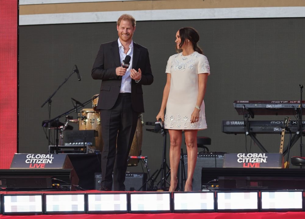 Decizia cu care Meghan și Harry îi pot înfuria pe cei din Familia Regală! Nu au mers la memorialul Prințului Philip, dar se pregătesc să participe la nunta fiului lui Beckham _17