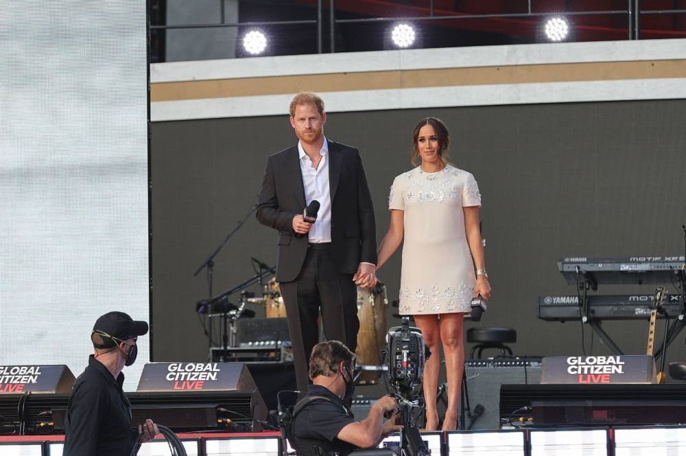 Decizia cu care Meghan și Harry îi pot înfuria pe cei din Familia Regală! Nu au mers la memorialul Prințului Philip, dar se pregătesc să participe la nunta fiului lui Beckham _18