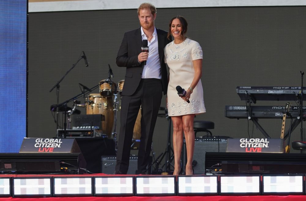 Decizia cu care Meghan și Harry îi pot înfuria pe cei din Familia Regală! Nu au mers la memorialul Prințului Philip, dar se pregătesc să participe la nunta fiului lui Beckham _19