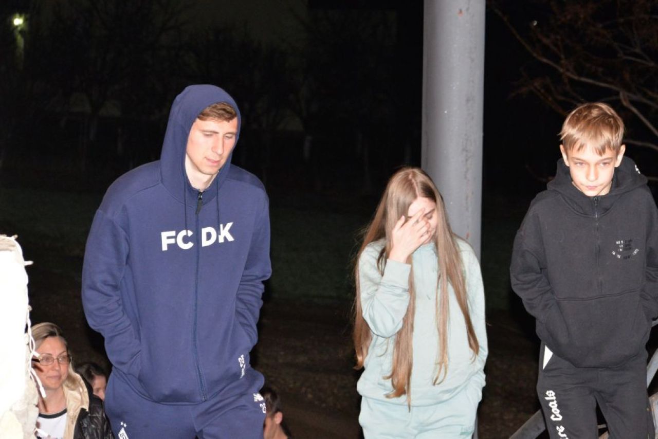 Imagini emoționante cu jucătorii de la Dynamo Kyiv la sosirea în România. Au fost așteptați de familii și iubite_1