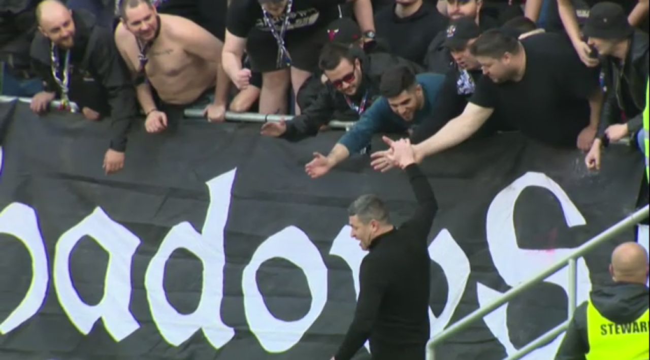 Oprița, spectacol în tribune alături de fanii lui CSA după victoria cu Petrolul. A mers la peluză și a dat tonul bucuriei_5