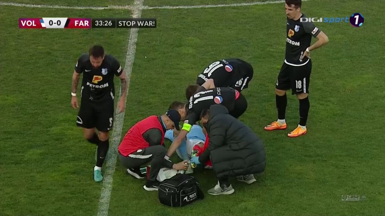 Accidentarea teribilă suferită de Constantin Budescu în meciul cu Farul. A fost scos pe targă de pe teren _4