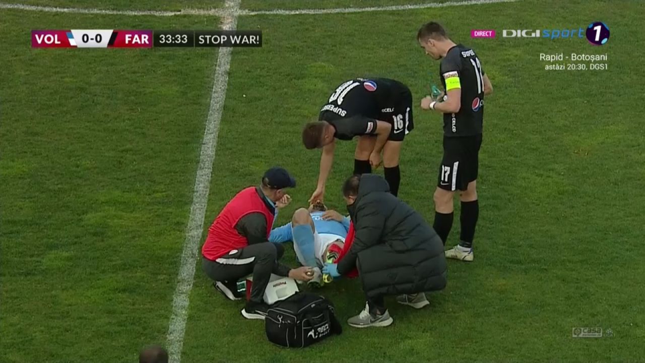 Accidentarea teribilă suferită de Constantin Budescu în meciul cu Farul. A fost scos pe targă de pe teren _5