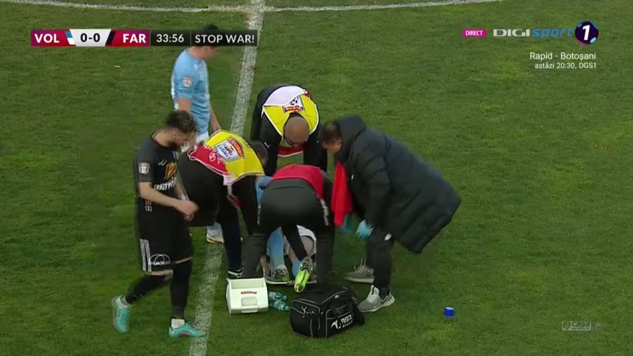 Accidentarea teribilă suferită de Constantin Budescu în meciul cu Farul. A fost scos pe targă de pe teren _8