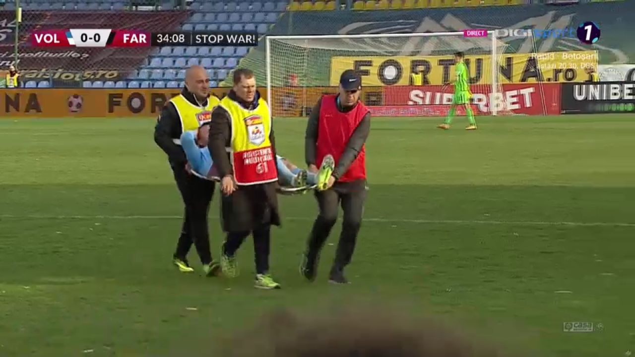 Accidentarea teribilă suferită de Constantin Budescu în meciul cu Farul. A fost scos pe targă de pe teren _9