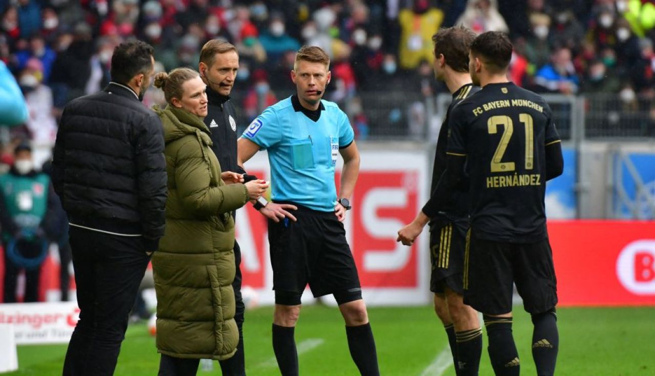 A vorbit arbitrul! De ce a jucat Bayern în 12 și ce se întâmplă acum cu meciul câștigat pe teren de bavarezi_1