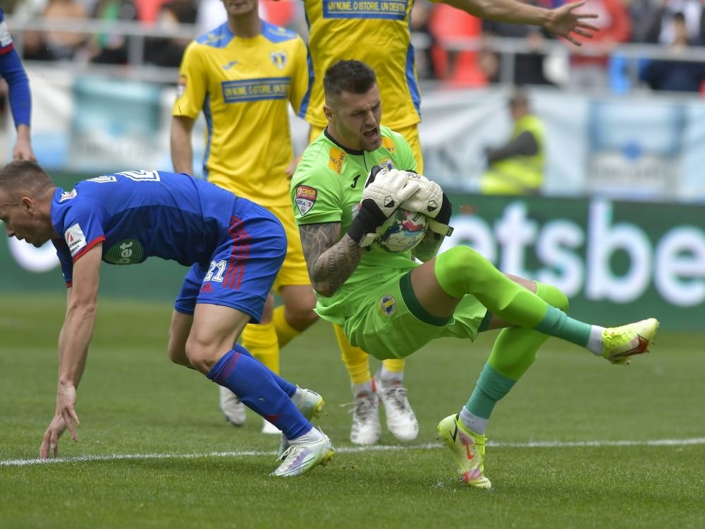 Verdictul specialistului după penalty-ul contestat din Steaua - Petrolul: ”Nu este de acceptat”_5