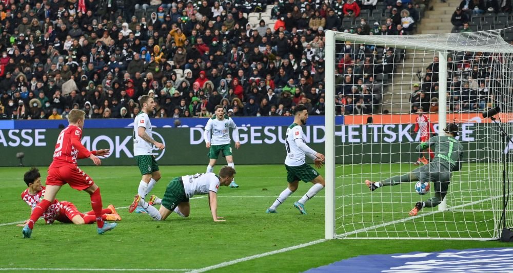 S-a pus 'zid' în fața lui Mbappe la Euro 2020, iar acum a făcut show în Bundesliga! Sommer, intervenția sezonului în Germania _2