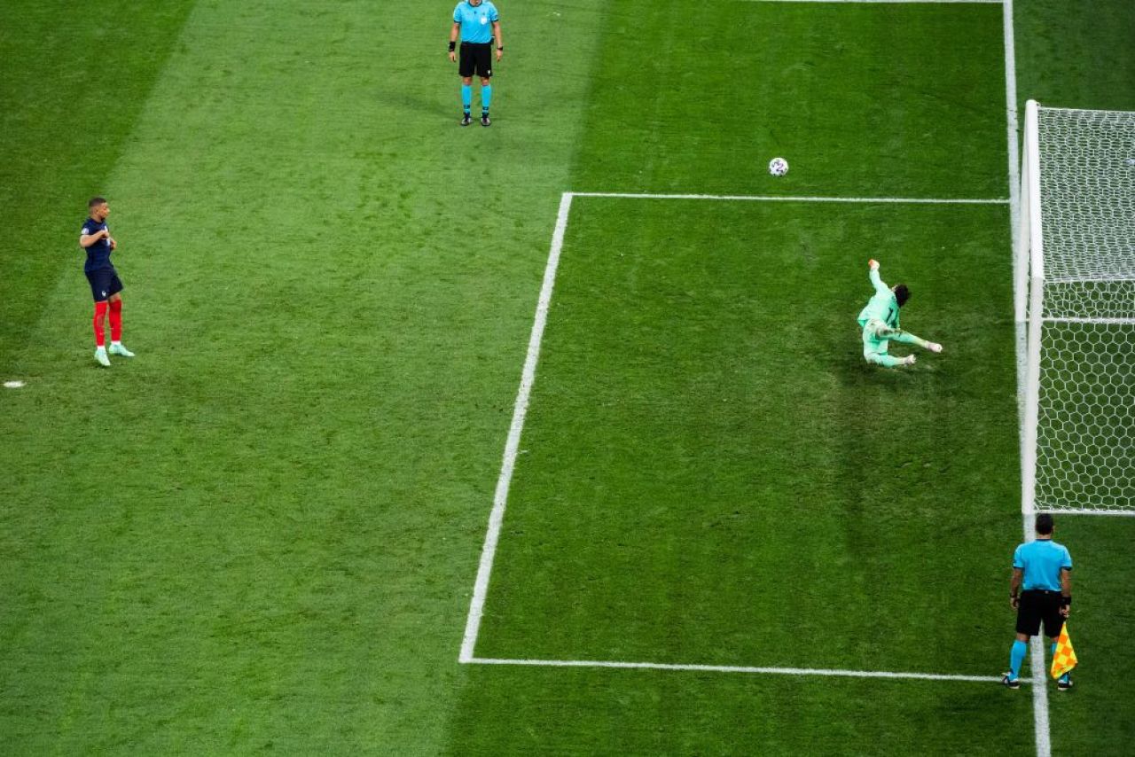 S-a pus 'zid' în fața lui Mbappe la Euro 2020, iar acum a făcut show în Bundesliga! Sommer, intervenția sezonului în Germania _13