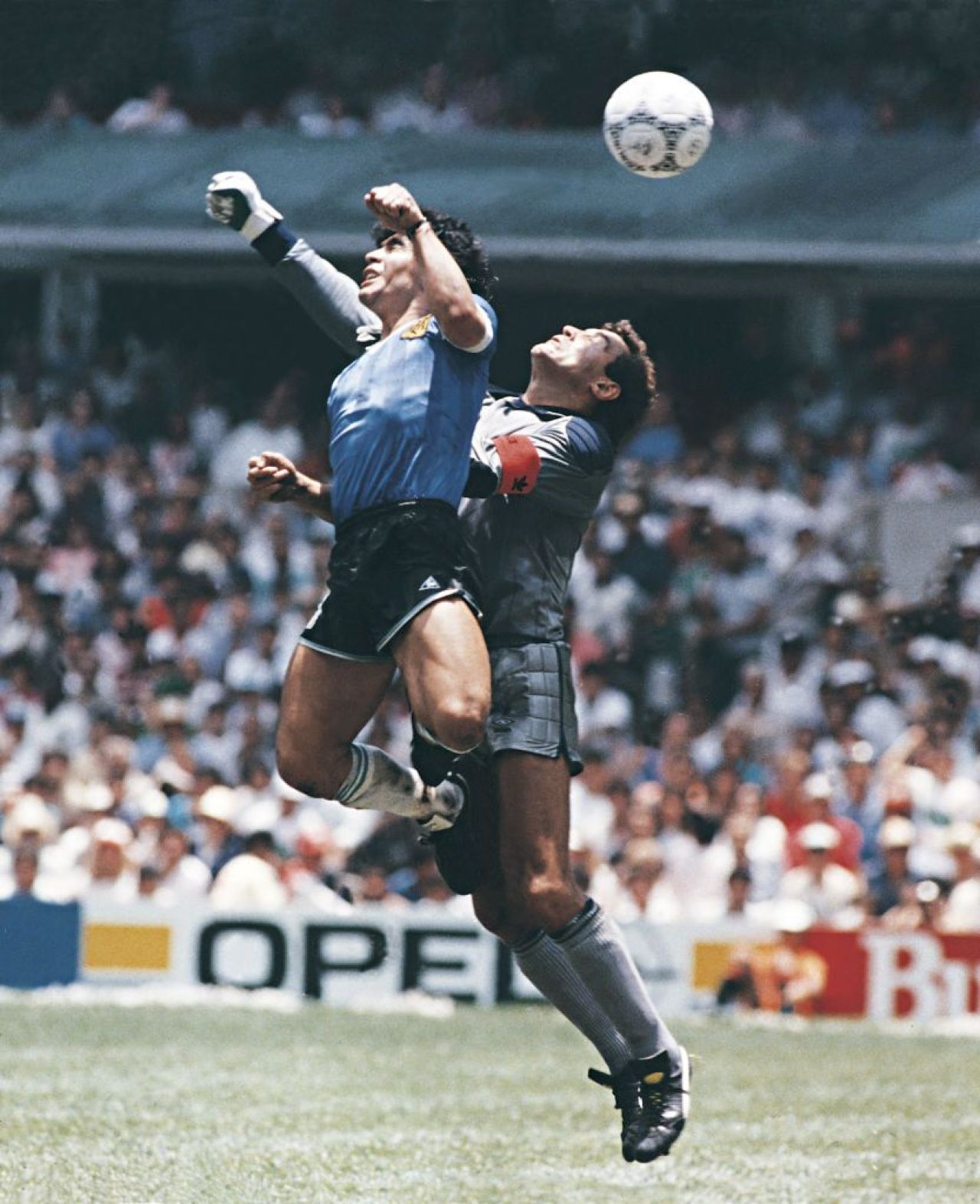 Răsturnare de situație! Fiica lui Maradona susține că tricoul scos la licitație nu este cel pe care l-a purtat tatăl său în momentul golurilor_1