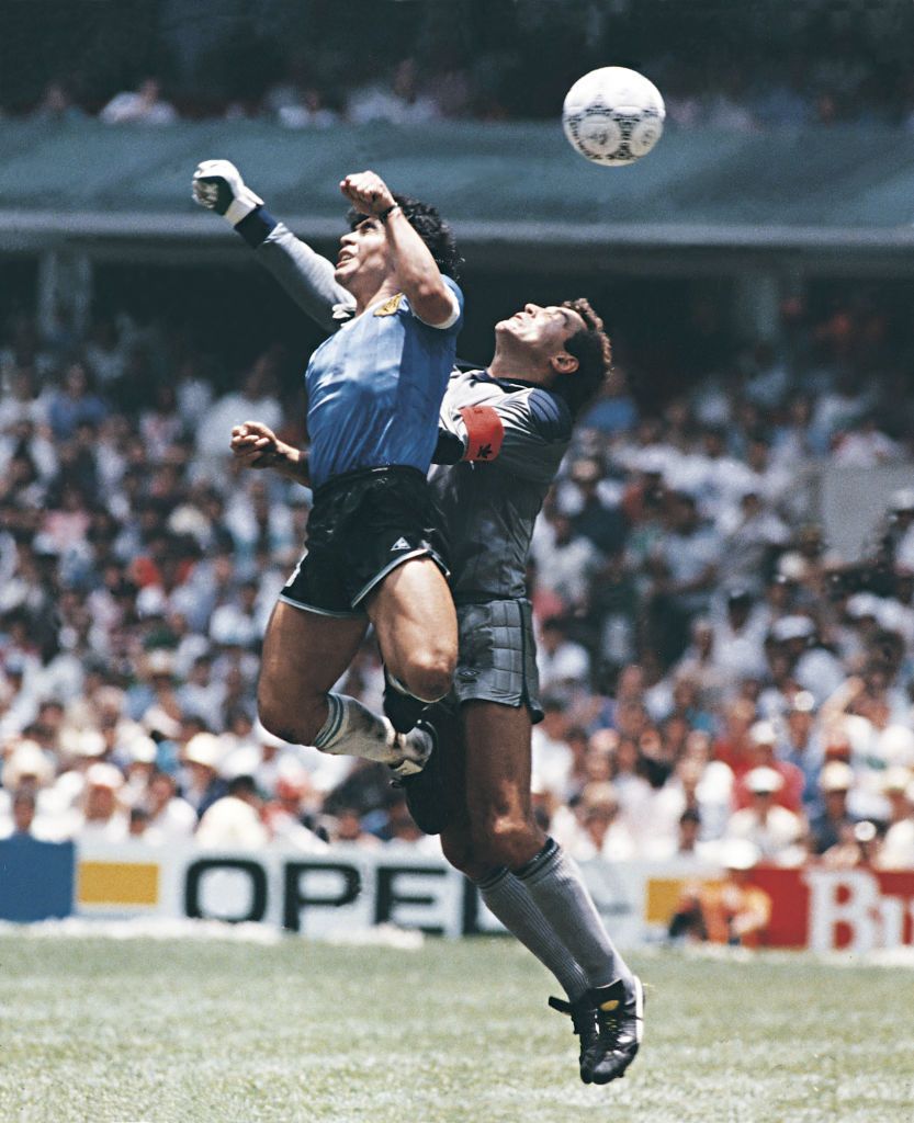 Răsturnare de situație! Fiica lui Maradona susține că tricoul scos la licitație nu este cel pe care l-a purtat tatăl său în momentul golurilor_1