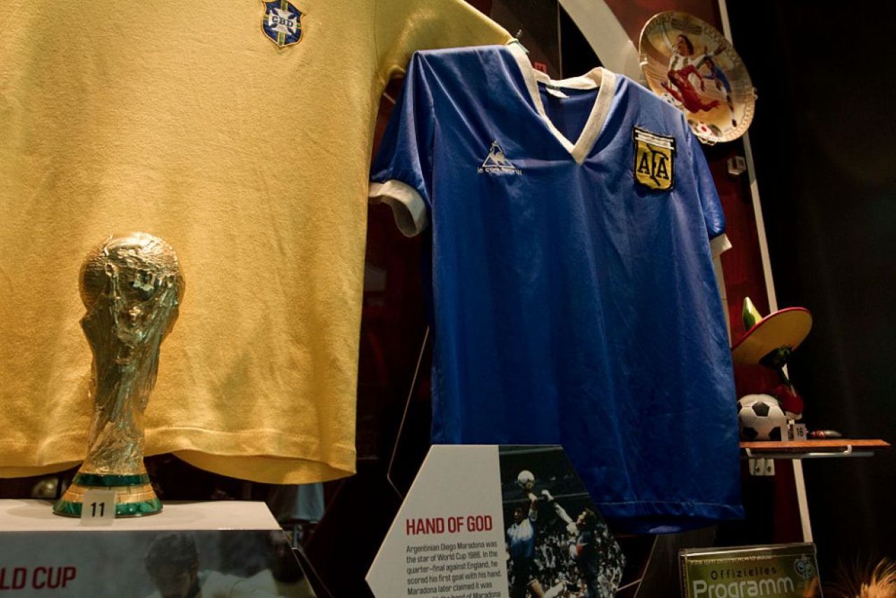Răsturnare de situație! Fiica lui Maradona susține că tricoul scos la licitație nu este cel pe care l-a purtat tatăl său în momentul golurilor_2