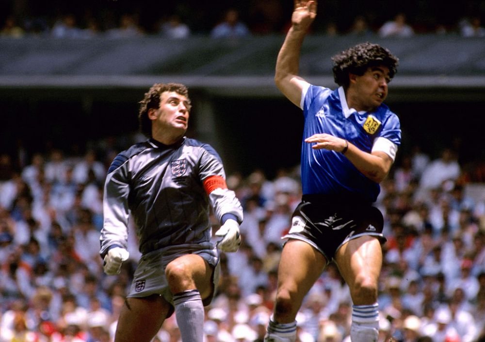 Răsturnare de situație! Fiica lui Maradona susține că tricoul scos la licitație nu este cel pe care l-a purtat tatăl său în momentul golurilor_3