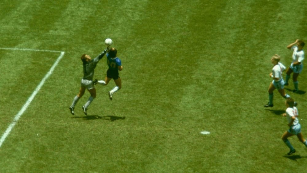 Răsturnare de situație! Fiica lui Maradona susține că tricoul scos la licitație nu este cel pe care l-a purtat tatăl său în momentul golurilor_4