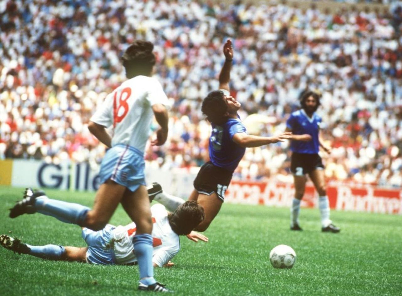 Răsturnare de situație! Fiica lui Maradona susține că tricoul scos la licitație nu este cel pe care l-a purtat tatăl său în momentul golurilor_6