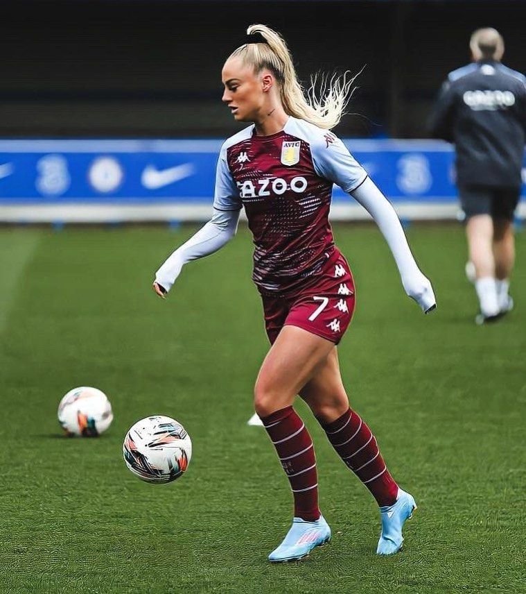Cea mai sexy jucătoare de fotbal din lume a venit la București! Româncele vor să o eclipseze în: România - Elveția, LIVE de la 18:45 pe PRO Arena și VOYO_18