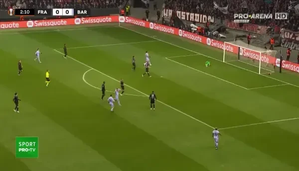 OCAZIE BARCELONA! Ferran Torres șutează puternic de a distanță, balonul se &icirc;ndreaptă spre vinclu, dar Trapp intervine și respinge