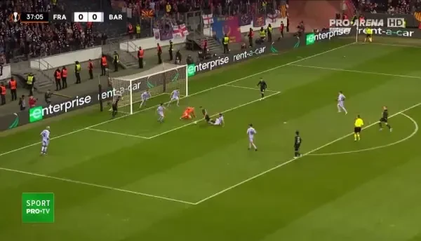 Un jucător de la Frankfurt cade &icirc;n careu după un duel cu Busquets, arbitrul arată punctul cu var, &icirc;nsă din camera VAR este verificată faza, centralul merge pentru a urmări momentul și decide să anuleze lovitura de la 11 metri