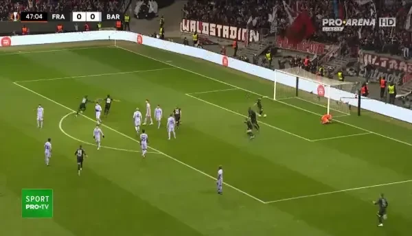 GOOOOOOL EINTRACHT! Knauff primește la marginea careului și lovește balonul puternic, cu șiretul, &icirc;nving&acirc;ndu-l pe ter Stegen!