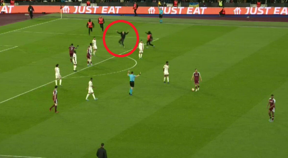 Faza serii &icirc;n Europa League. Un fan a intrat pe teren și a oprit contraatacul lui West Ham: Ce se &icirc;nt&acirc;mplă?!