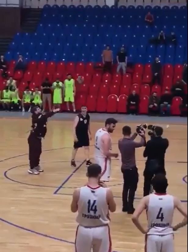 Eroul lui Putin s-a făcut de râs în fața a mii de oameni! Nu i-a ieșit nici la baschet și nici la fotbal_4