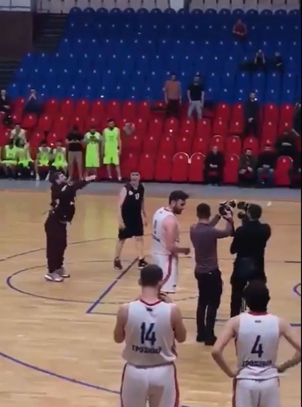 Eroul lui Putin s-a făcut de râs în fața a mii de oameni! Nu i-a ieșit nici la baschet și nici la fotbal_4