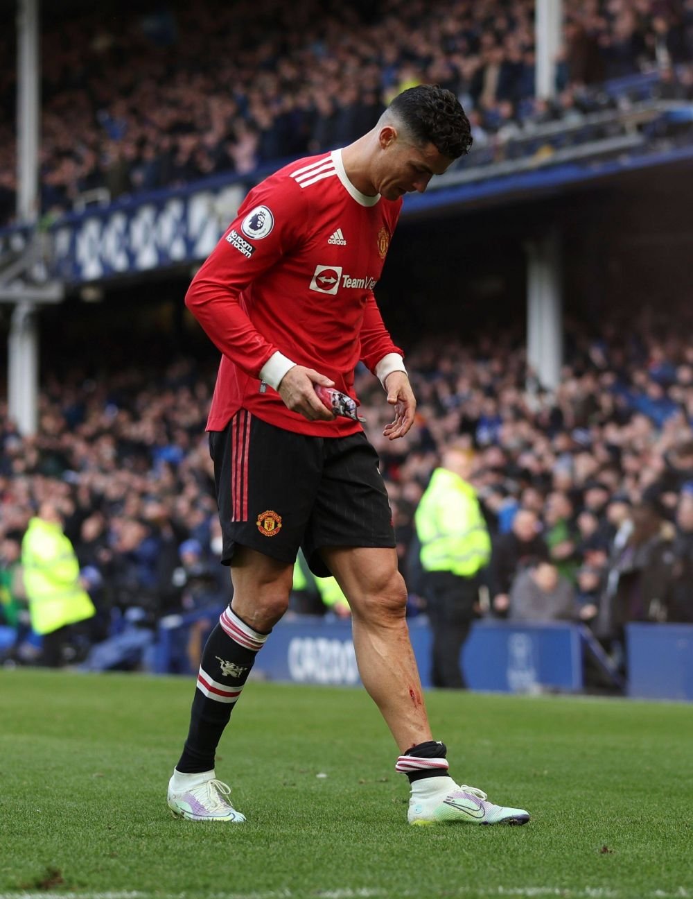 Cristiano Ronaldo și-a ieșit din minți după eșecul cu Everton. Gestul violent surprins de fani_6