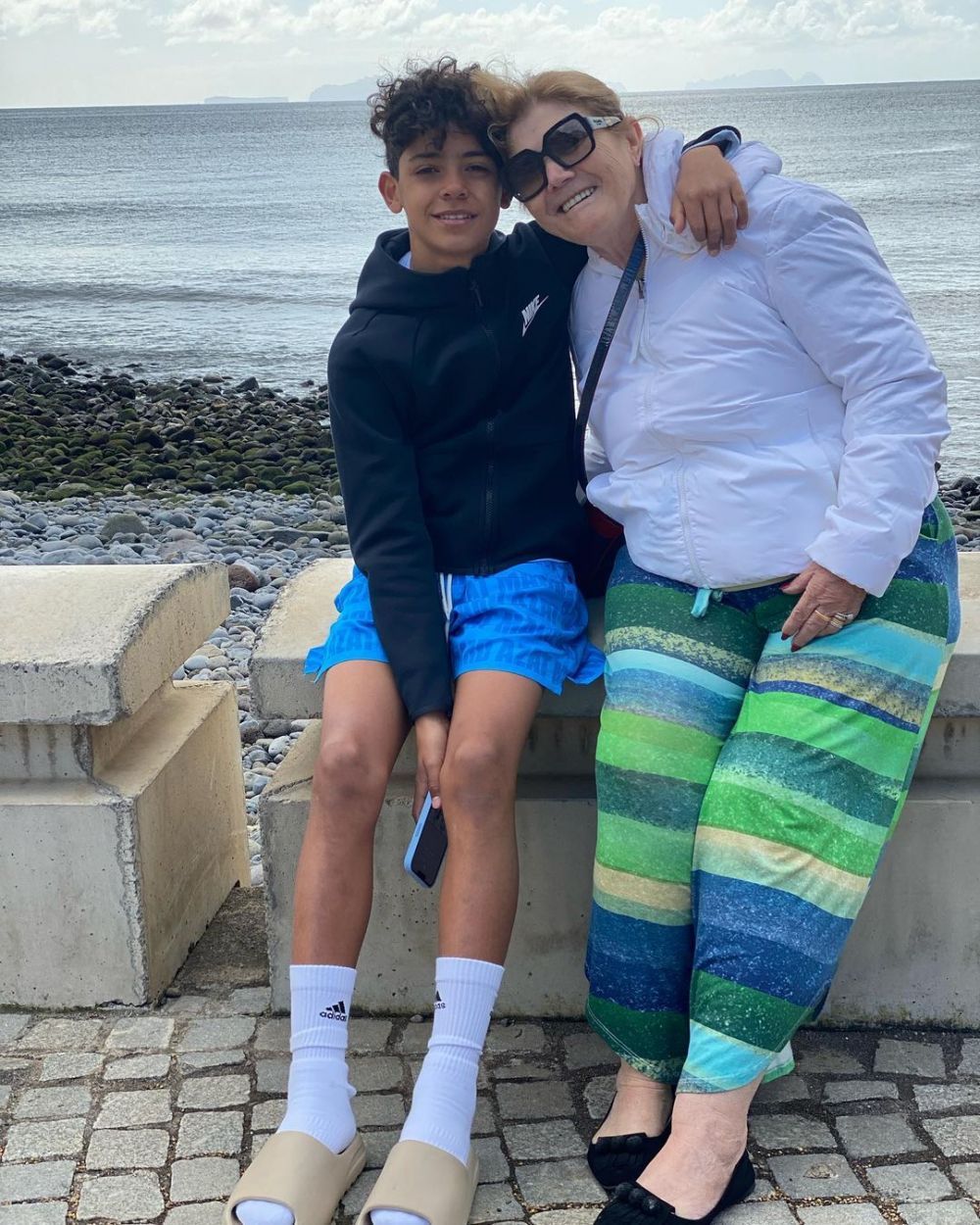 Fotografia cu care fiul lui Cristiano Ronaldo a stârnit controverse! Starul portughez a sărit imediat în apărarea lui: „Poartă ce vrea el” _9