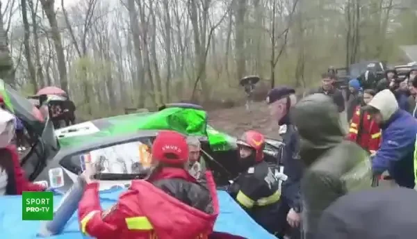 Accident la Raliul Maramureşului: echipajul Marişca/Itu s-a izbit de un copac. Copilotul a ajuns la spital