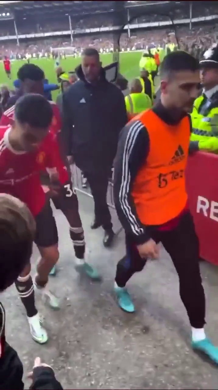 Manchester United reacționează după ce Cristiano Ronaldo a fost acuzat că i-a spart telefonul unui fan. Anunțul clubului_6