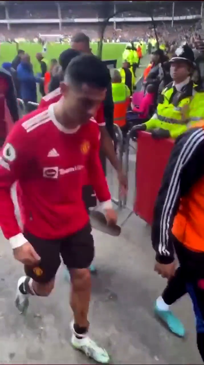 Cristiano Ronaldo recunoaște că i-a spart telefonul unui suporter! Ce îi propune acum fanului respectiv_2