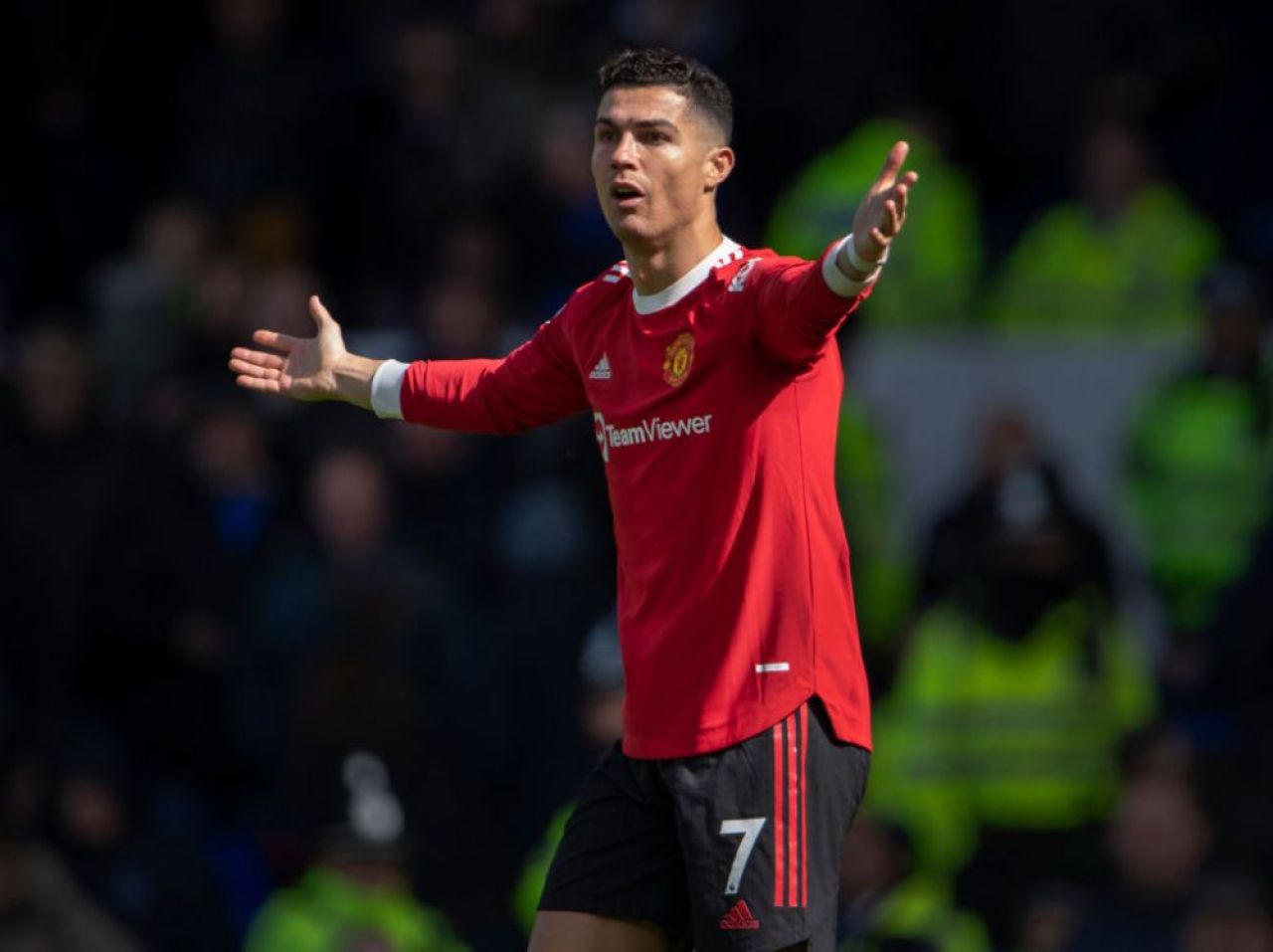 Poliția a deschis o anchetă după gestul lui Cristiano Ronaldo, care i-a spart telefonul și i-a învinețit mâna unui copil_4