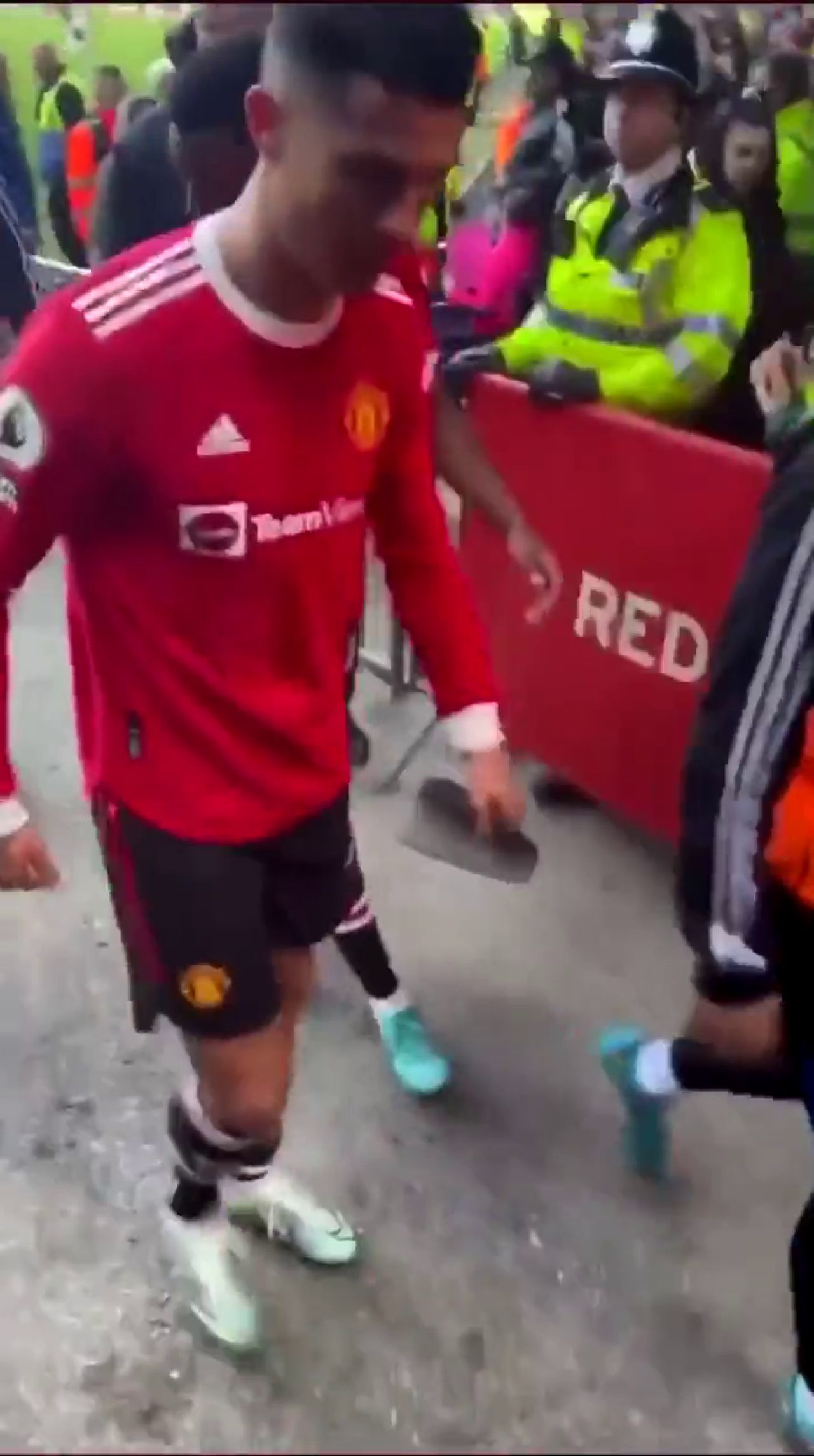Ce a decis copilul invitat de Cristiano Ronaldo la meci, după ce portughezul l-a lovit și i-a spart telefonul_2