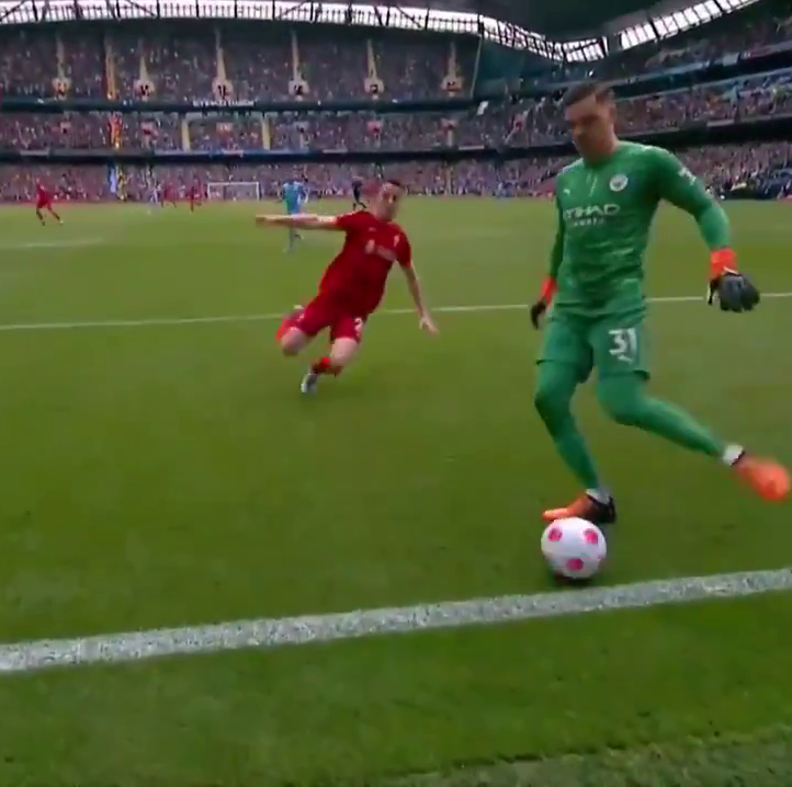 Aproape de un autogol memorabil! Ederson, lecție de calm în derby-ul Manchester City - Liverpool_4