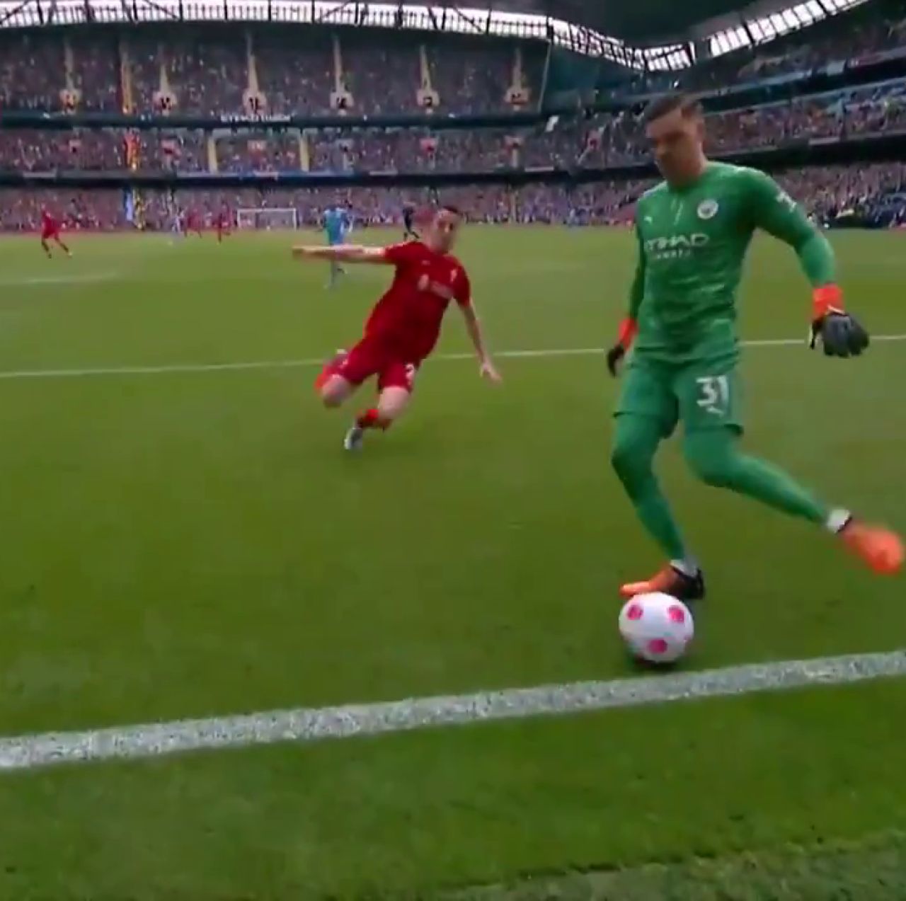 Aproape de un autogol memorabil! Ederson, lecție de calm în derby-ul Manchester City - Liverpool_4