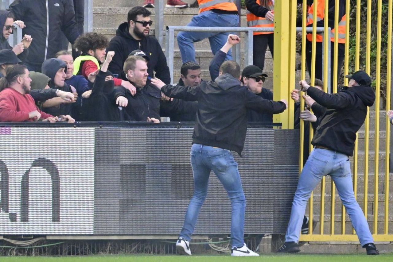 Meciul liderului din Belgia a fost întrerupt după ce ultrașii ultimei clasate au invadat terenul de joc!_1