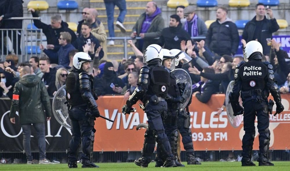 Meciul liderului din Belgia a fost întrerupt după ce ultrașii ultimei clasate au invadat terenul de joc!_3