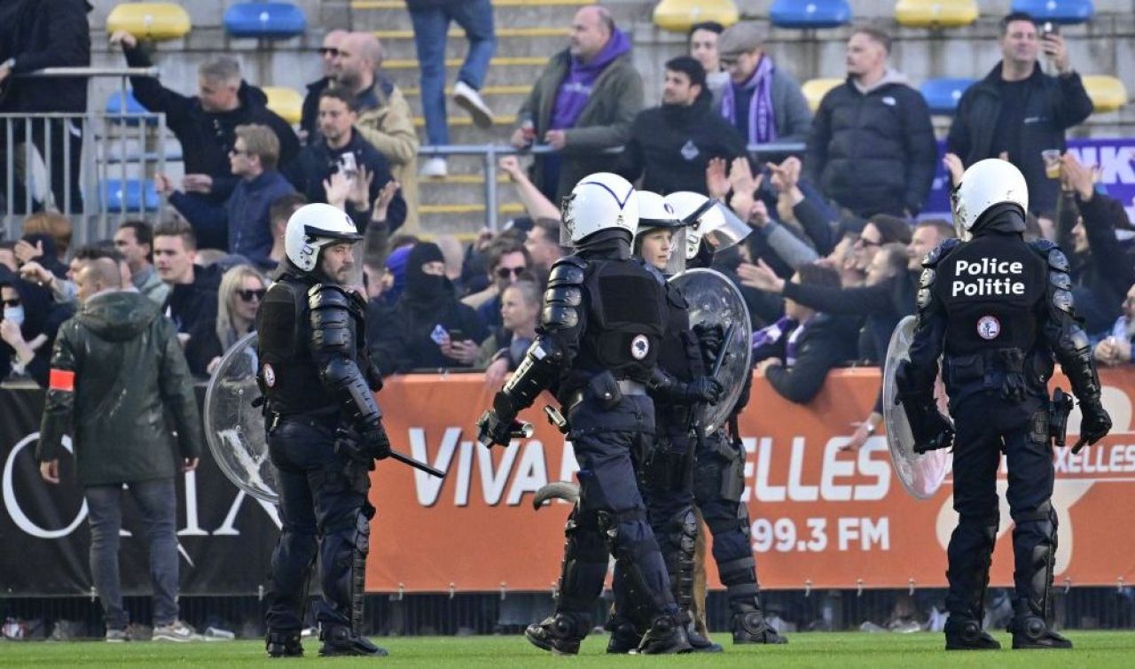 Meciul liderului din Belgia a fost întrerupt după ce ultrașii ultimei clasate au invadat terenul de joc!_3