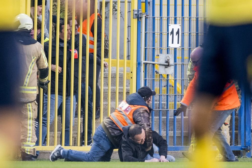 Meciul liderului din Belgia a fost întrerupt după ce ultrașii ultimei clasate au invadat terenul de joc!_4
