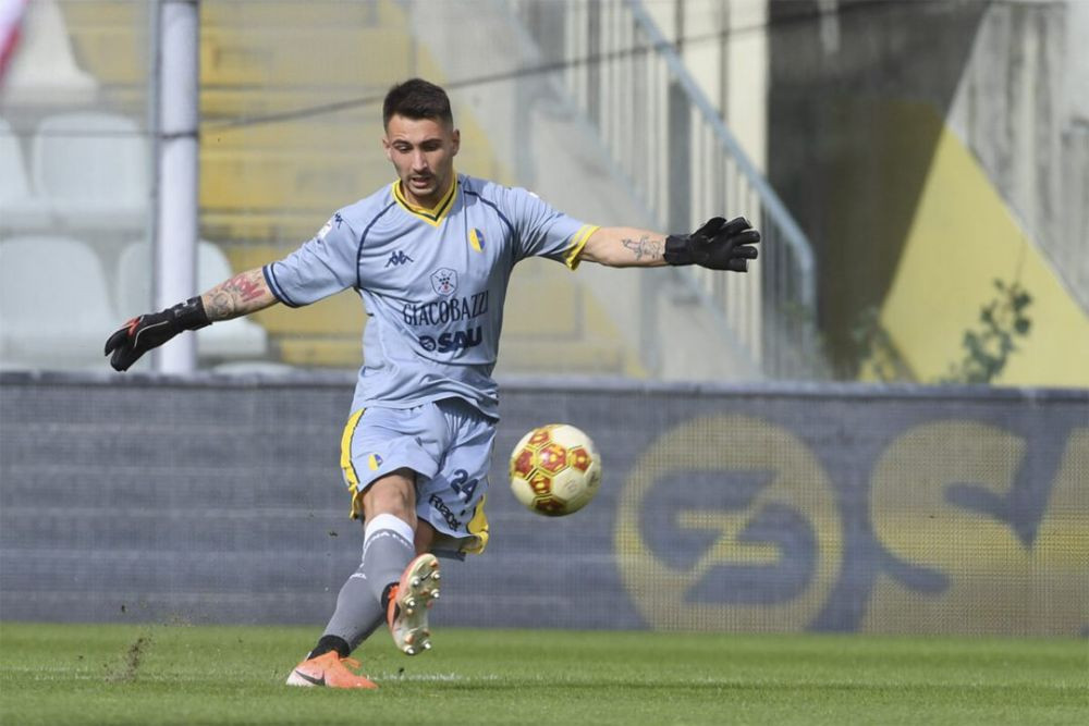 Mamma mia! Portarul Modenei a marcat golul victoriei &icirc;n prelungiri și echipa e la un pas de promovare