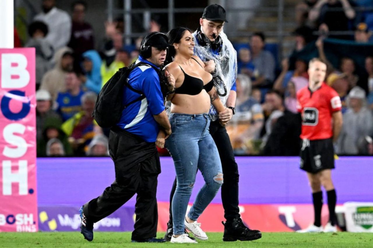Imagini incredibile în timpul unui meci de rugby. O femeie a intrat pe teren în sutien și a fost placată brutal de un steward_1