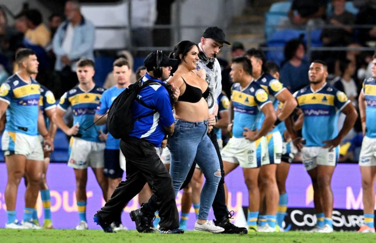 Imagini incredibile în timpul unui meci de rugby. O femeie a intrat pe teren în sutien și a fost placată brutal de un steward_2