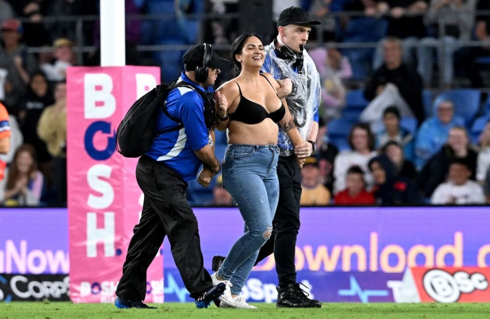 Imagini incredibile în timpul unui meci de rugby. O femeie a intrat pe teren în sutien și a fost placată brutal de un steward_3