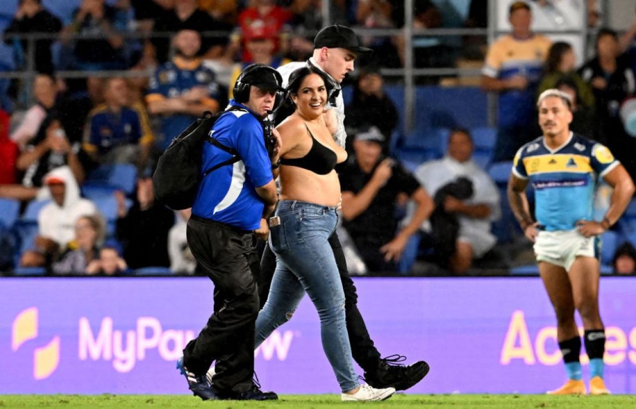 Imagini incredibile în timpul unui meci de rugby. O femeie a intrat pe teren în sutien și a fost placată brutal de un steward_4
