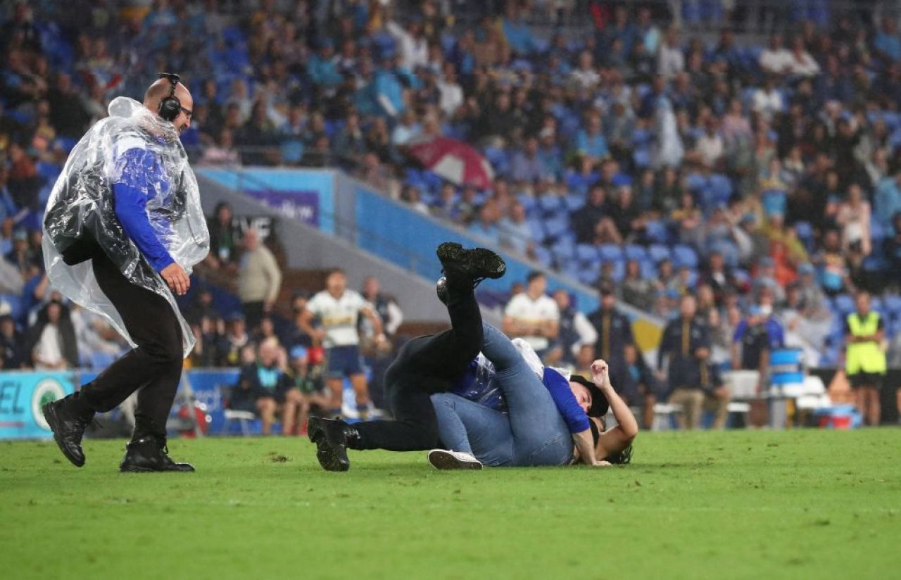 Imagini incredibile în timpul unui meci de rugby. O femeie a intrat pe teren în sutien și a fost placată brutal de un steward_6