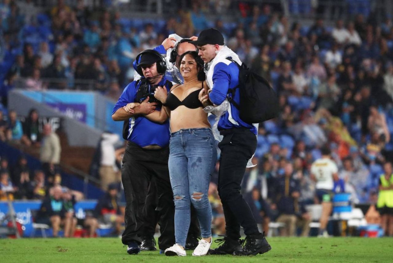 Imagini incredibile în timpul unui meci de rugby. O femeie a intrat pe teren în sutien și a fost placată brutal de un steward_7