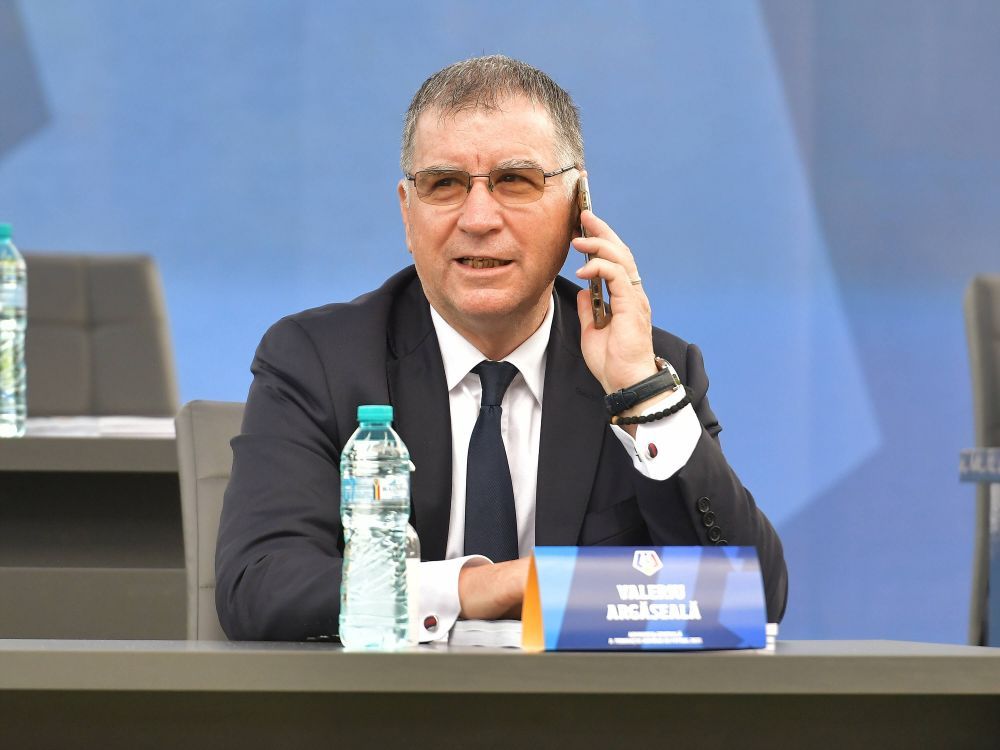 Becali înțeapă pe toată lumea, chiar și pe Valeriu Argăseală: ”Bărbat la 60 de ani te apuci să faci poezii?”_7