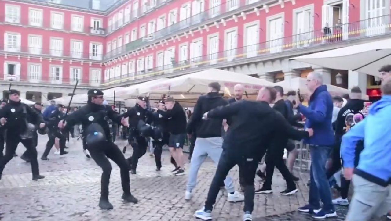 Bătaie desprinsă din filme pe străzile din Madrid. Luptele dintre fanii lui Chelsea și City au făcut înconjurul lumii _1