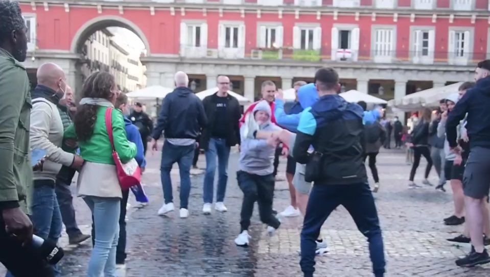 Bătaie desprinsă din filme pe străzile din Madrid. Luptele dintre fanii lui Chelsea și City au făcut înconjurul lumii _2