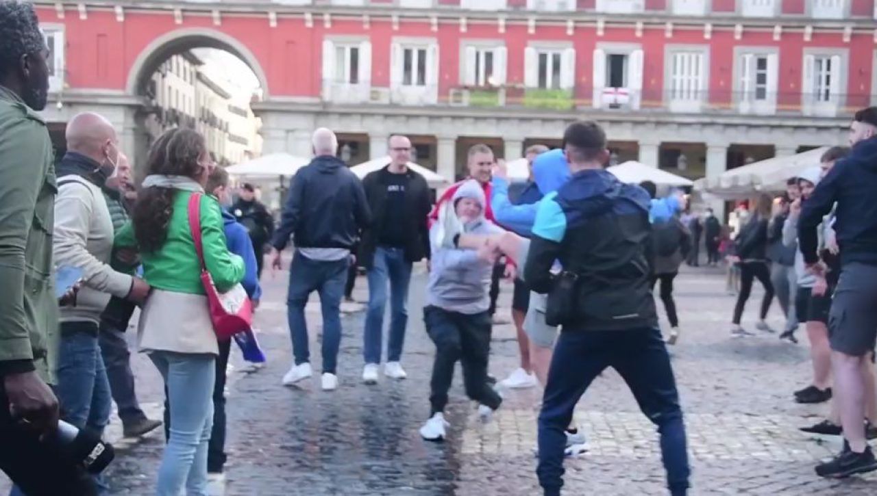Bătaie desprinsă din filme pe străzile din Madrid. Luptele dintre fanii lui Chelsea și City au făcut înconjurul lumii _2
